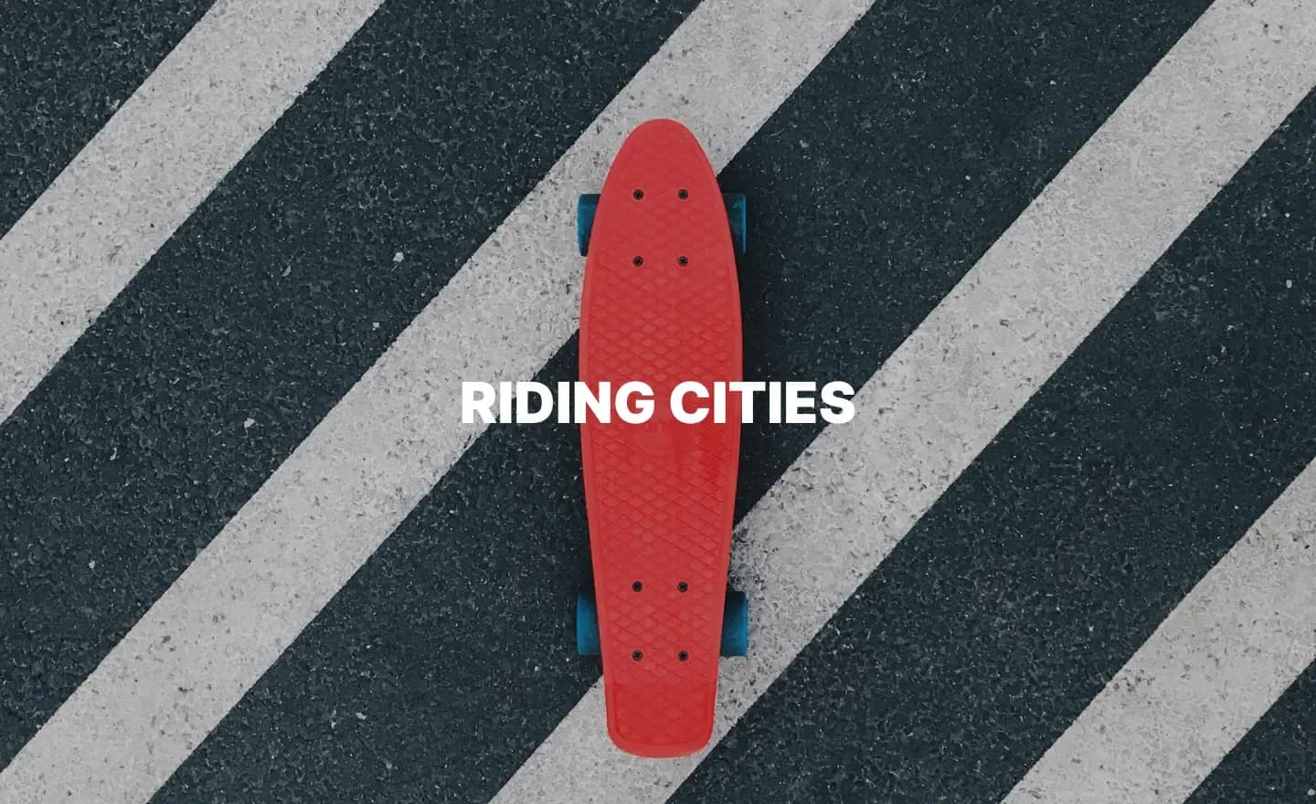 Skate rouge sur un passage piéton, avec le nom Riding Cities